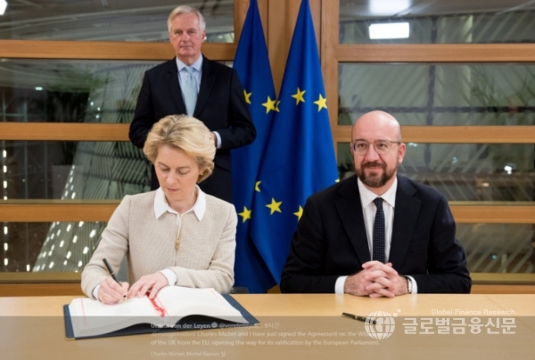 우르줄라 폰데어라이엔 유럽연합(EU) 집행위원장이 브렉시트 협정문에 서명하고 있다.[사진=폰데어라이엔 집행위원장 트위터]