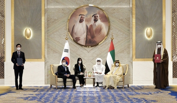 ▲ 지난 16일(현지 시간) 문재인 대통령과 모하메드 알 막툼 UAE 총리 겸 두바이 군주가 임석한 가운데 방문규 수은 행장(사진 맨 왼쪽)이 술탄 알 자베르(Sultan Al Jaber) UAE 아부다비 국영석유회사(ADNOC) CEO와 50억달러 규모의 기본여신약정을 체결했다. [사진=수출입은행 제공]