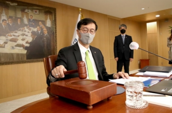 이창용 한국은행 총재가 금융통화위원회 본 회의에서 의사봉을 두드리고 있다. [사진 = 한국은행]